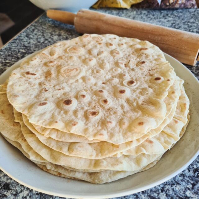 There's nothing like fresh homemade tortillas! 😋 I make a heap at a time using sourdough starter and organic flour, as I'm trying to stay away from icky commercial wheat. Store bought tortillas taste NOTHING like these 😍🤤

#homemade #organic #farmlife #countingblessings